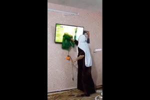 أمرأة مسنة عراقية تتفاعل مع أصابة أحد لاعبي المنتخب العراقي بقلب أم عظيم من خلال الشاشة